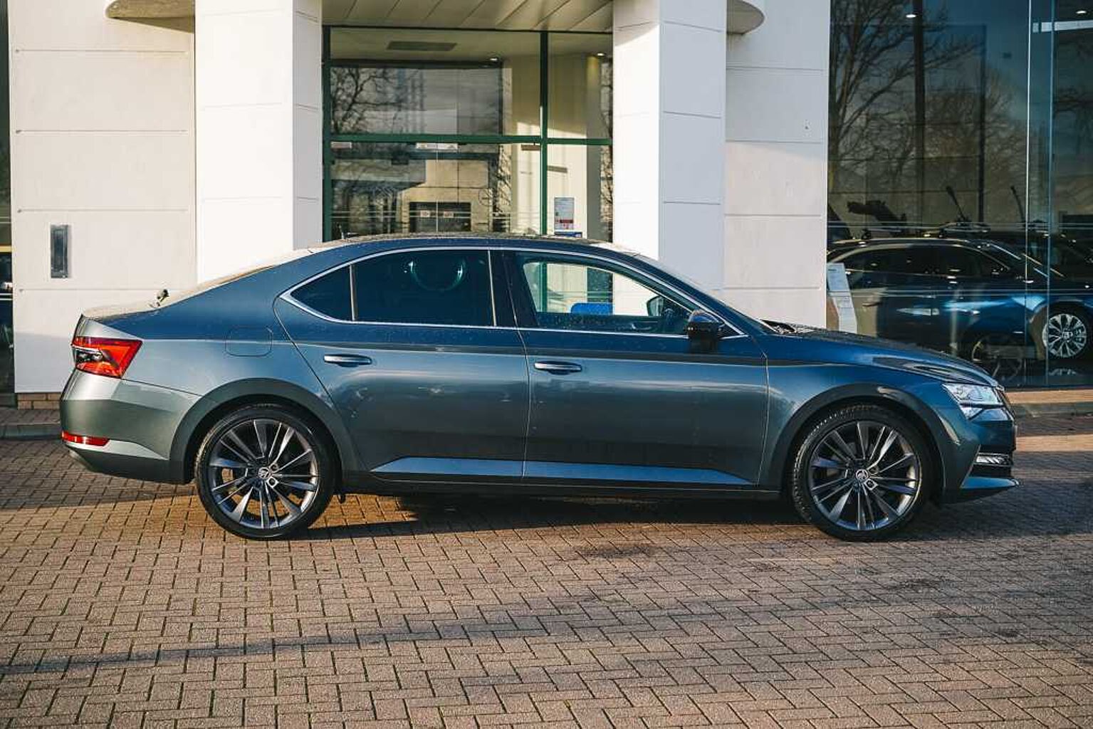 SKODA Superb 1.4 TSI (218ps) SE L iV DSG Hatchback (Rear Camera, Virtual Cockpit)